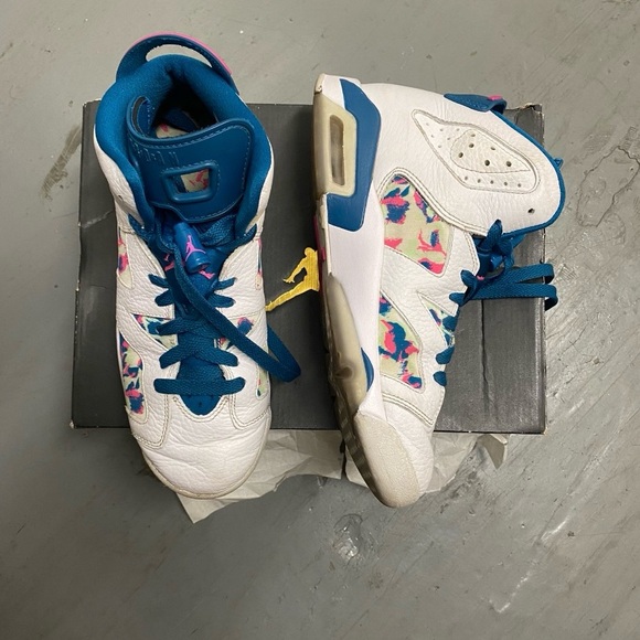 Shoes - Picture 3 of 4